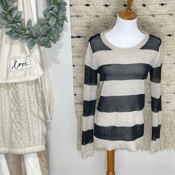 GAP Sweaters - 🌺gap black and creme striped sweater size S